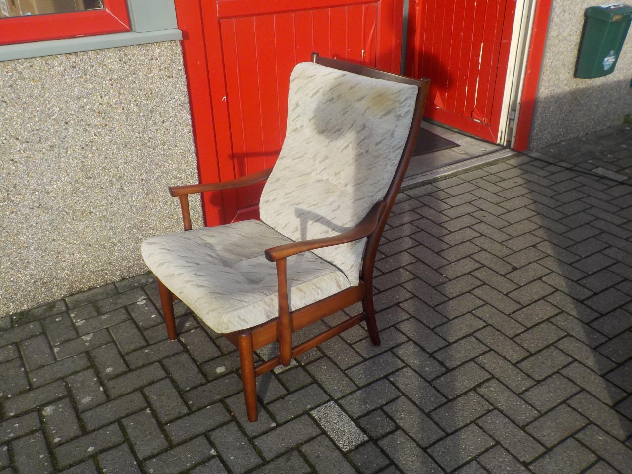 Jaren '70 fauteuil . Hout in zeer goede staat . stof in mindere staat