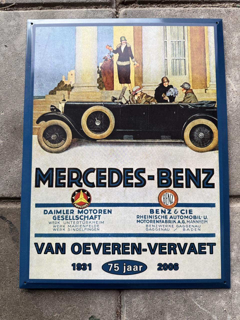 Mercedes benz metalen plaat.