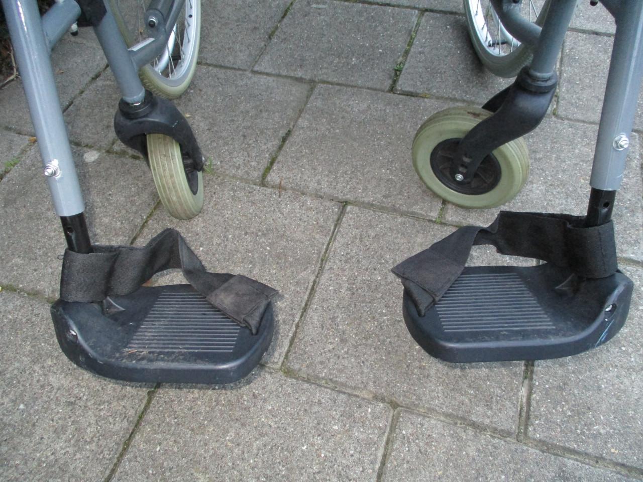 Rolstoel met handremmen en omklapbare duwhandgrepen