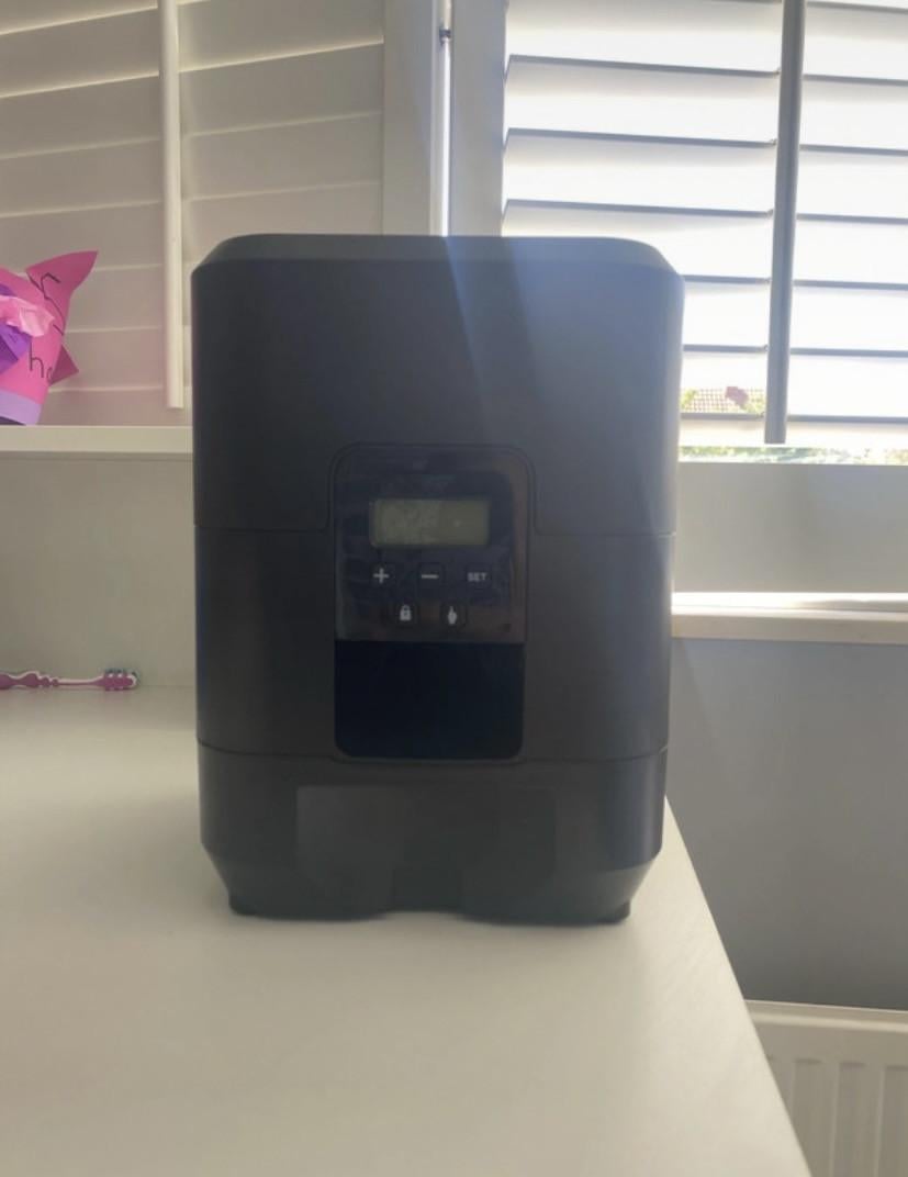 Automatic pet feeder
