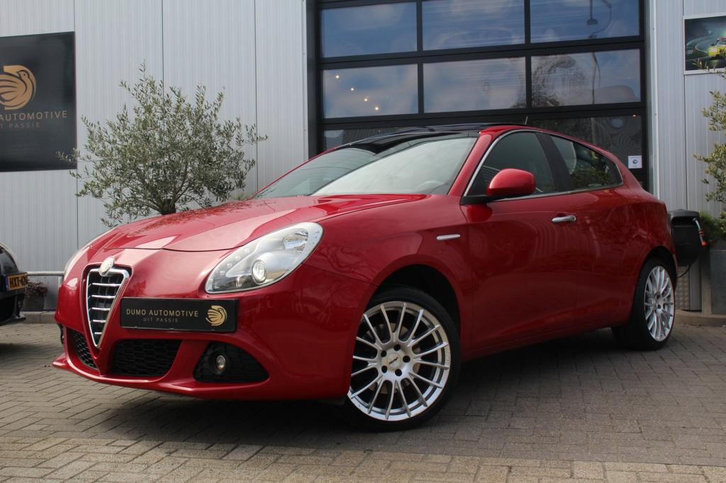 Alfa Romeo Giulietta 1.4 turbo turismo -170 pk - trekhaak - panoramadak - p