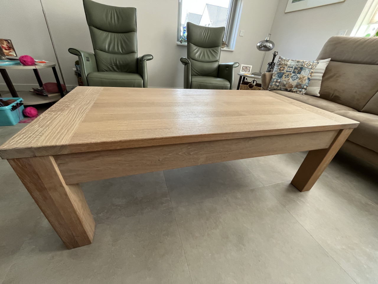 Te koop: een massieve salontafel van geschraapt licht eikenhout