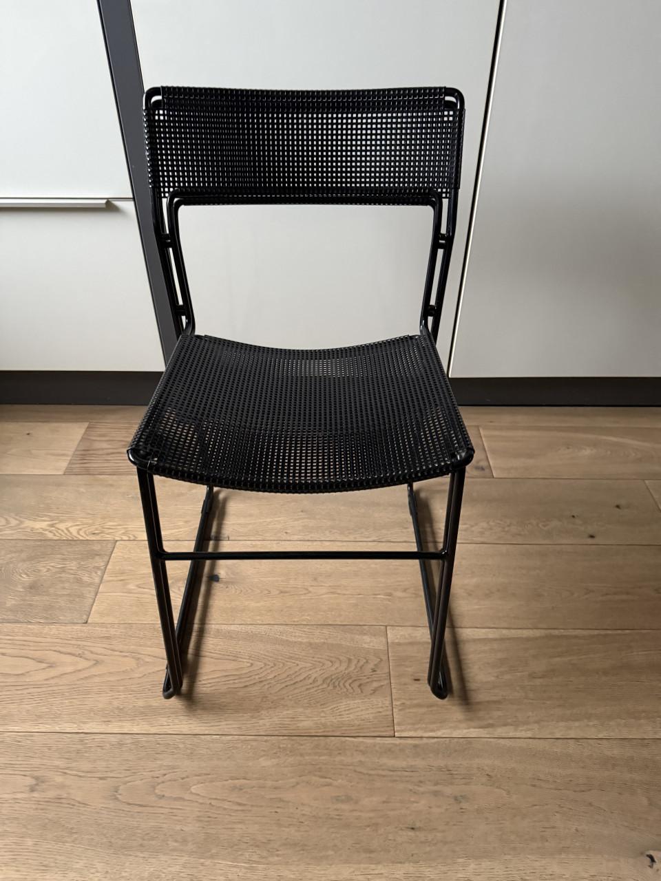 Twee metalen stapelbare design stoelen