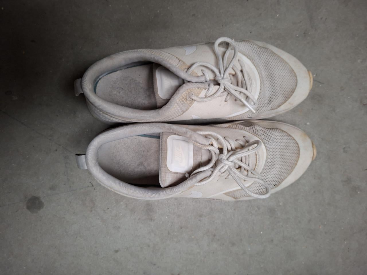 Witte schoenen