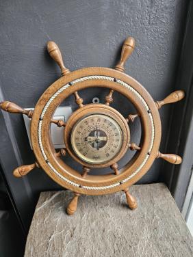 Mooi vintage houten maritiem stuurwiel met barometer..