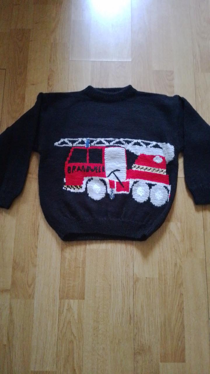 Nieuwe gebreide kindertruitjes elk met vrolijke en kleurrijke  motieven.