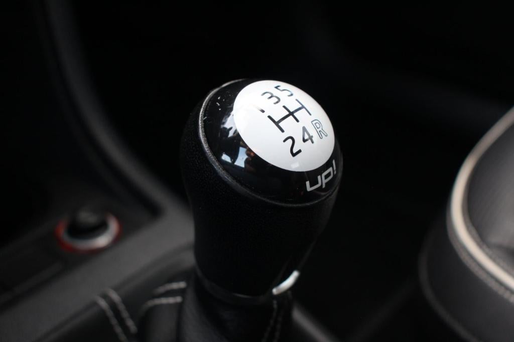 Volkswagen UP! 1.0 black-edition - panoramadak - leer - leder - cruise cont