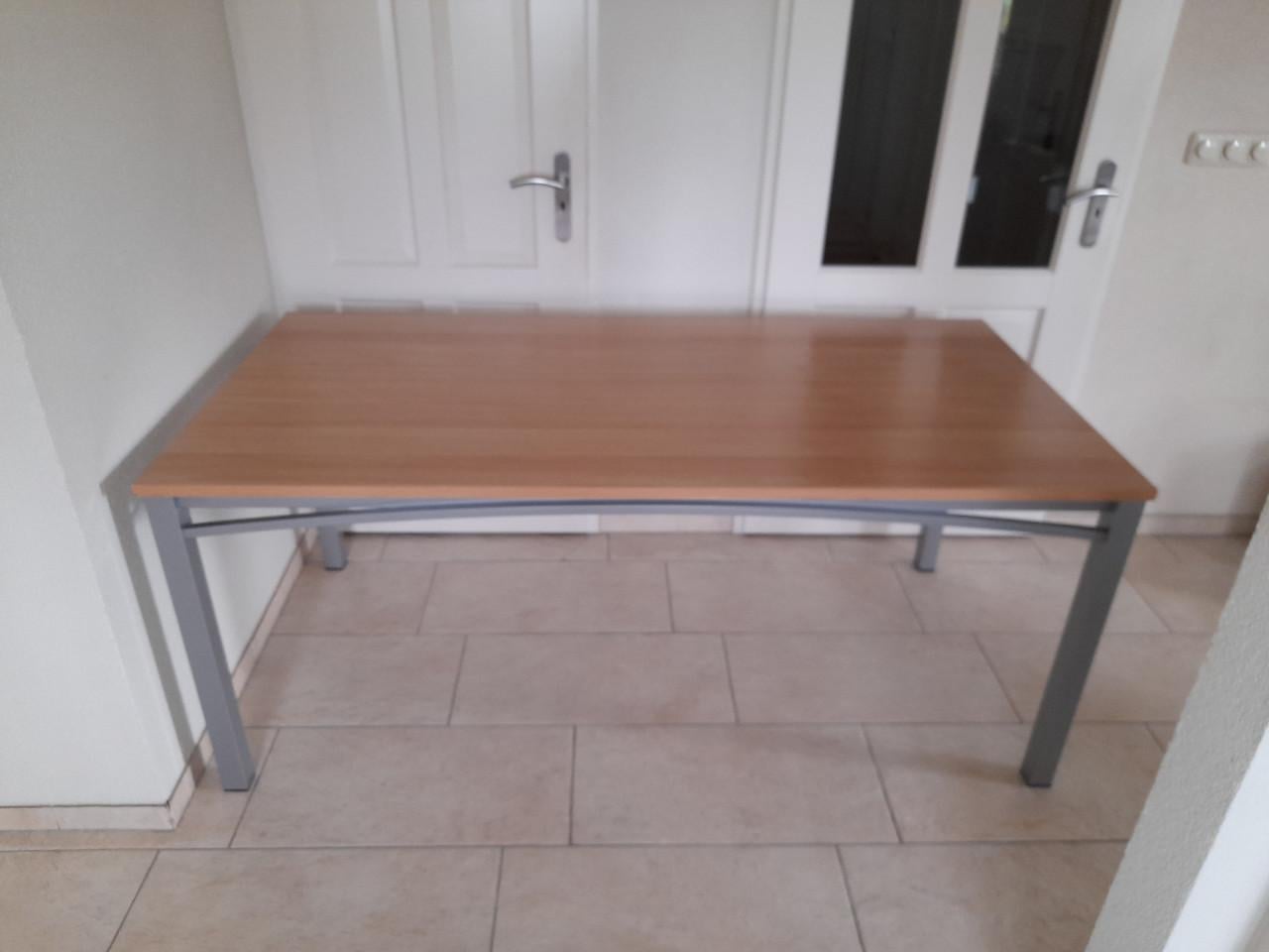 Tafel / bureau  180 x 90 x 74H ( in goede nette staat )
