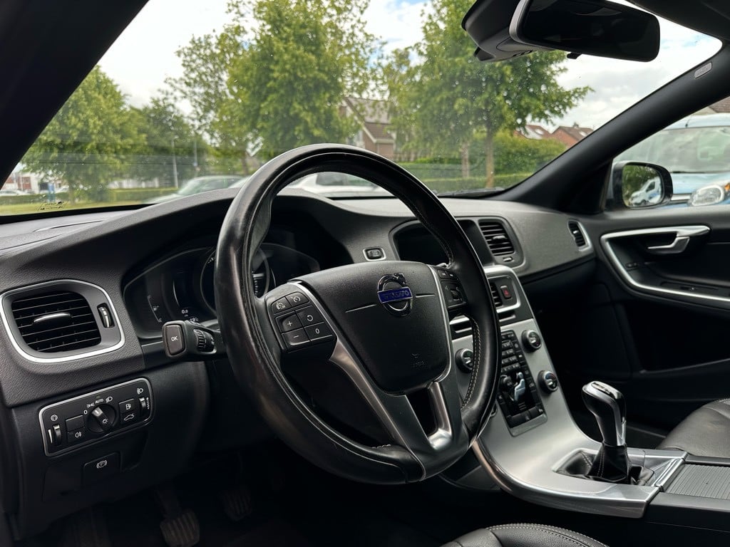 Volvo V60 2.0 t3 summum // 66.000km // dealeronderhouden //