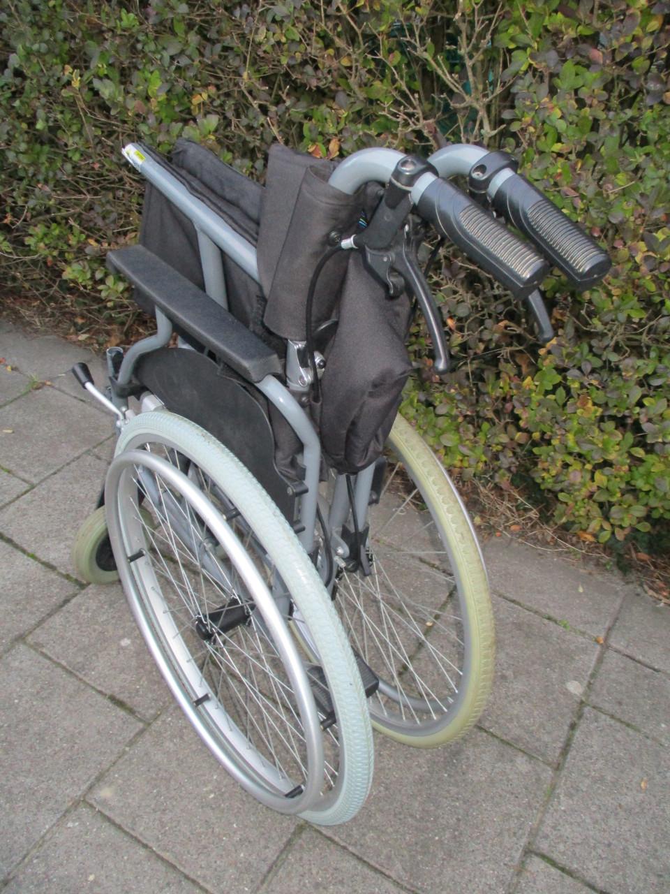 Rolstoel met handremmen en omklapbare duw handgrepen