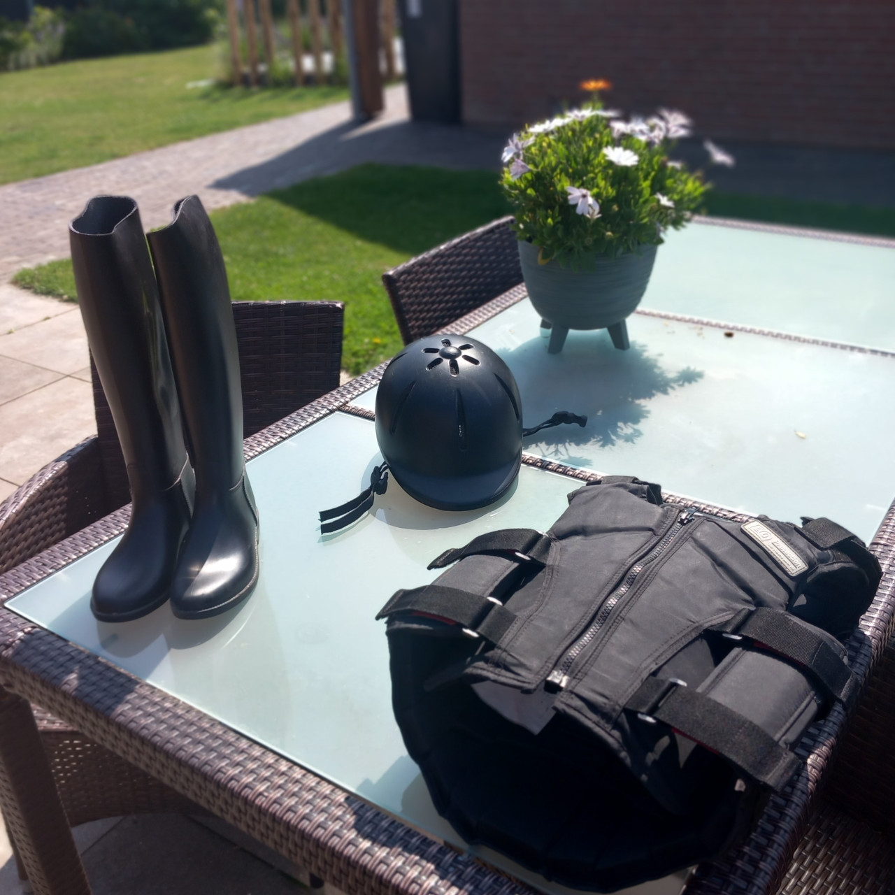 Body protector, Laarzen, en cap.