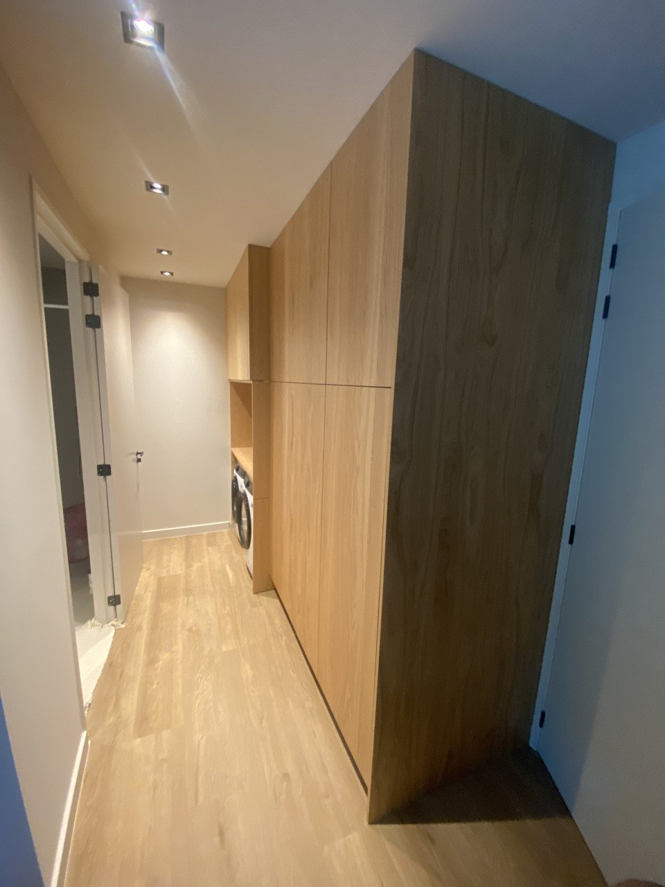 Maatwerk keukens en kasten. Ook doen wij wrappen, behangen en schilderen
