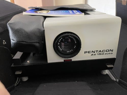 Pentacon 100 diaprojector met tas en tafel