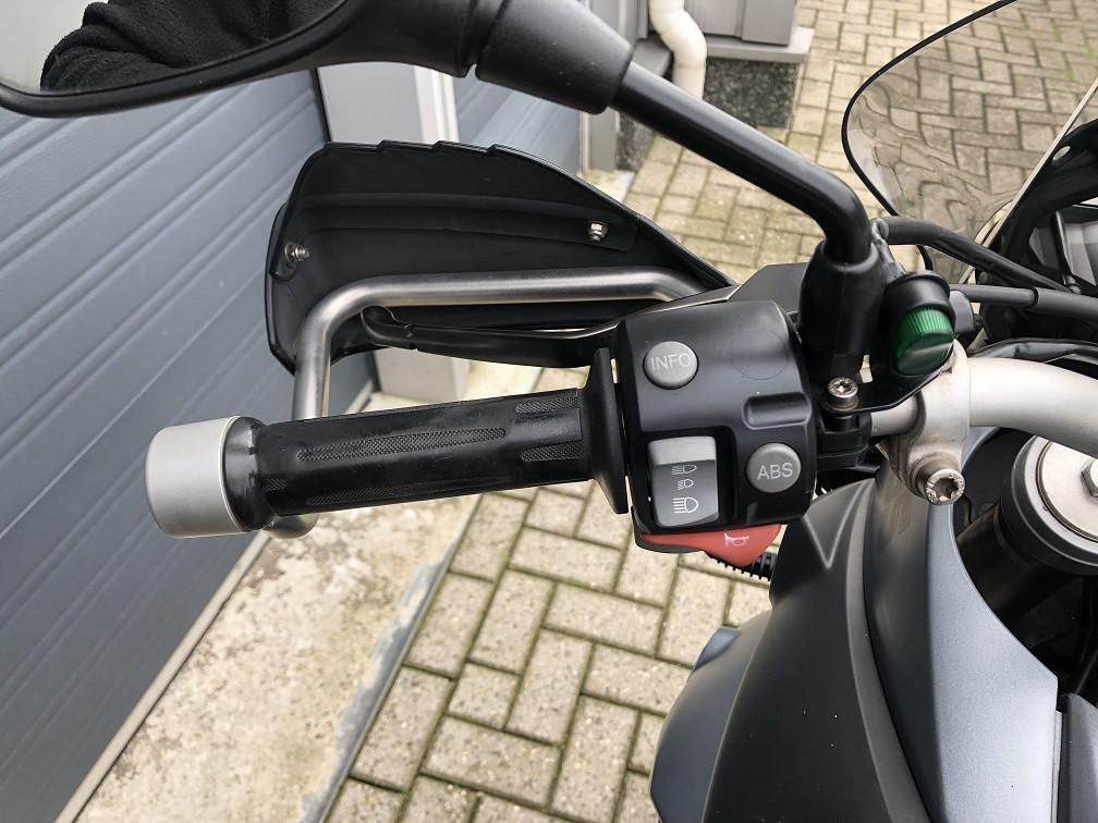 Knappe BMW F800GS uit 2012 met 49 dkm, valbeugel, verstralers etc. €5750,-