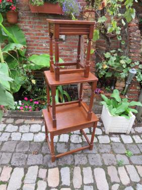 Set van drie Franse eikenhouten bijzettafels uit de jaren 60, Louis XIII