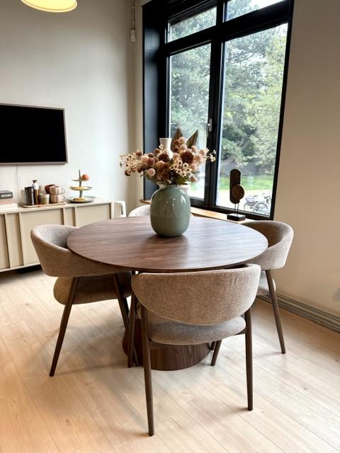 Nieuwe ronde eettafel met 4 stoelen – Japandi stijl