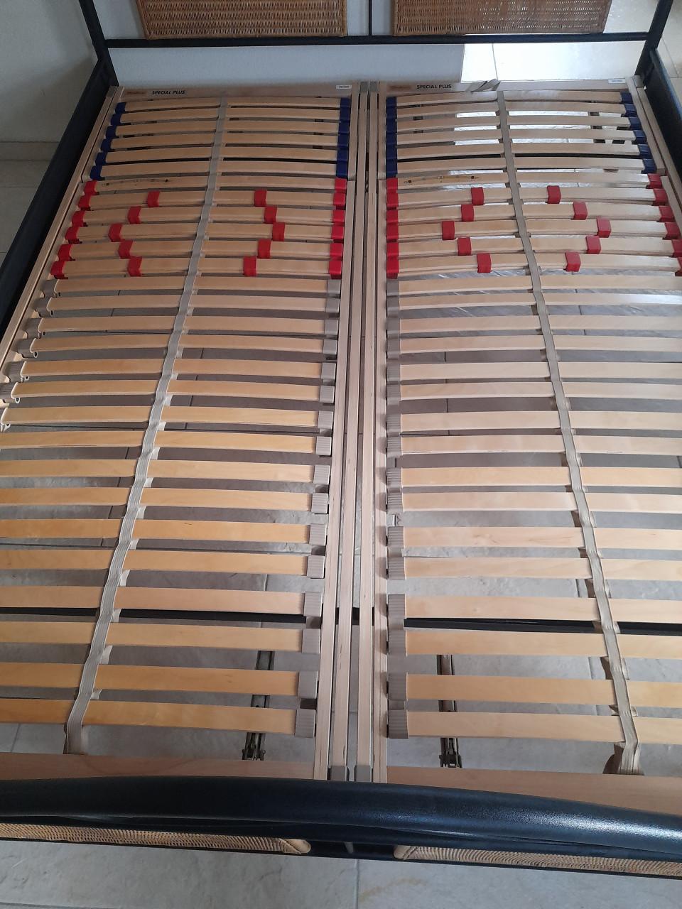2 Persoons bed 160 x 200 met verstelbare lattenbodems (in goede staat )