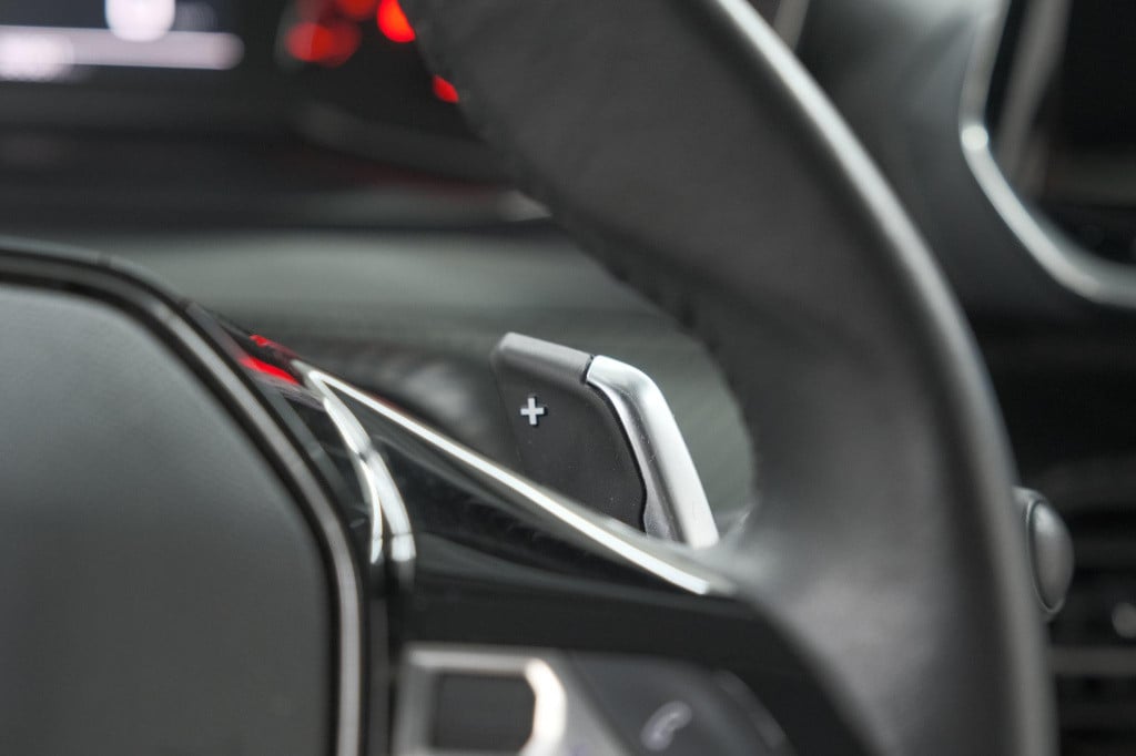 Peugeot 2008 puretech 130 eat8 allure | parkeersensoren | navigatie | apple