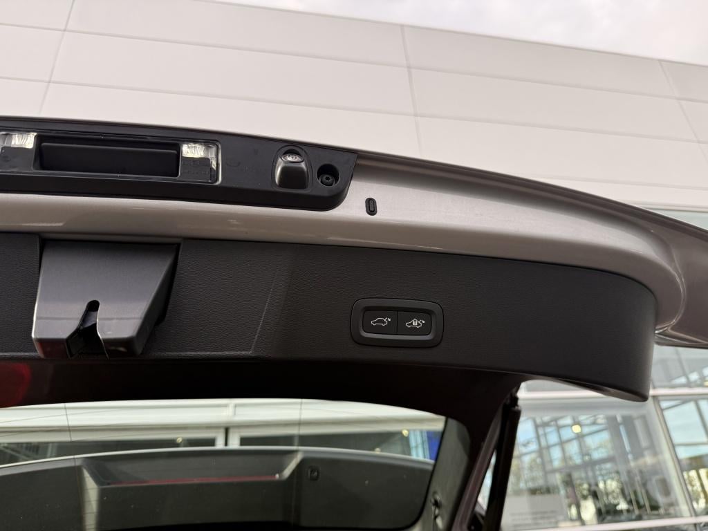 Volvo XC40 b4 197pk plus dark |adap.cruise| trekhaak | camera| elektrische