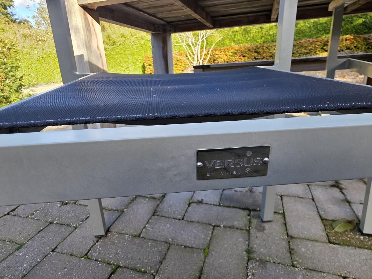 Grote teakhouten tafel met bankje en stoelen