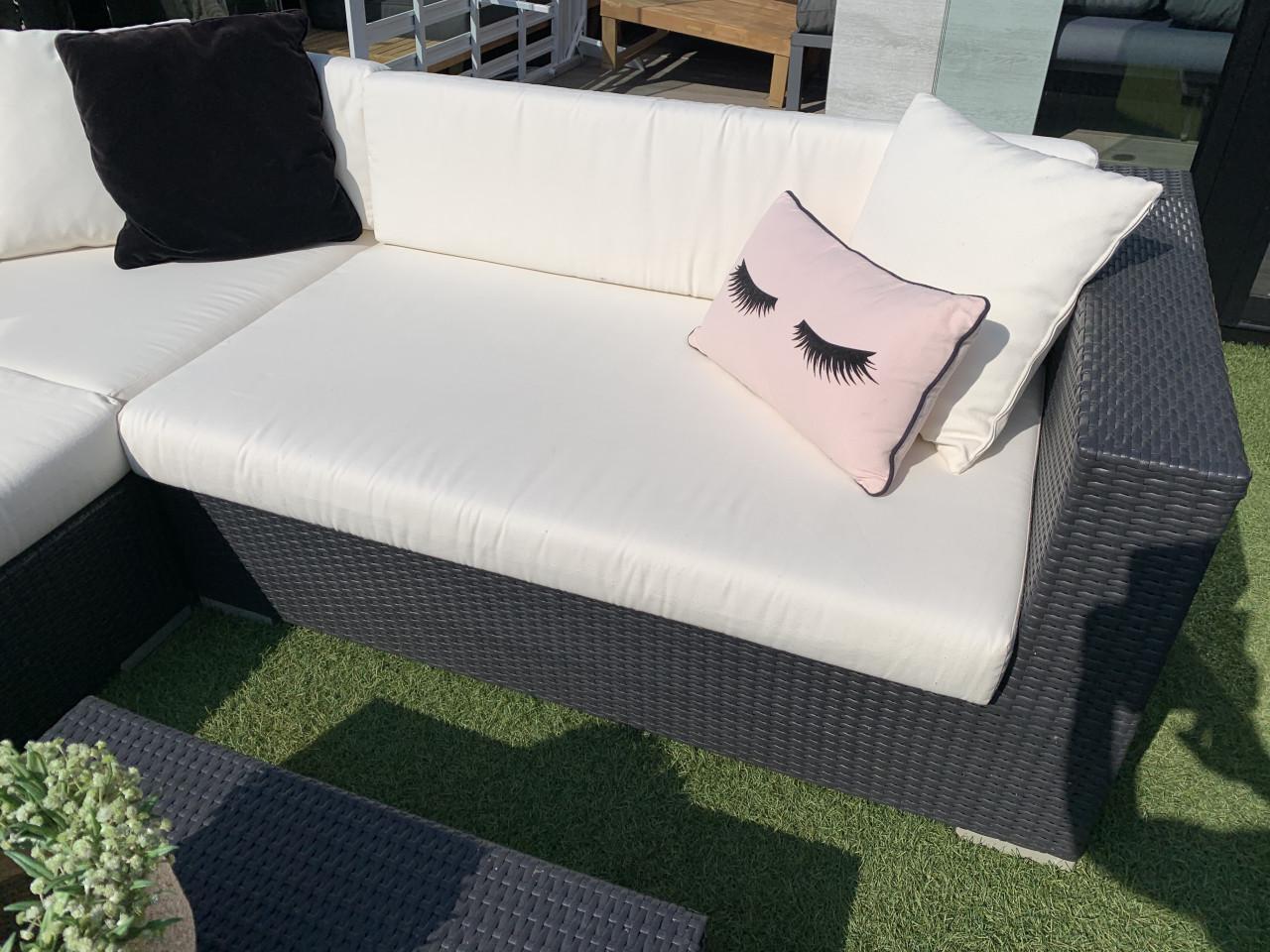 Wicker loungeset zwart met kussens en tafel.