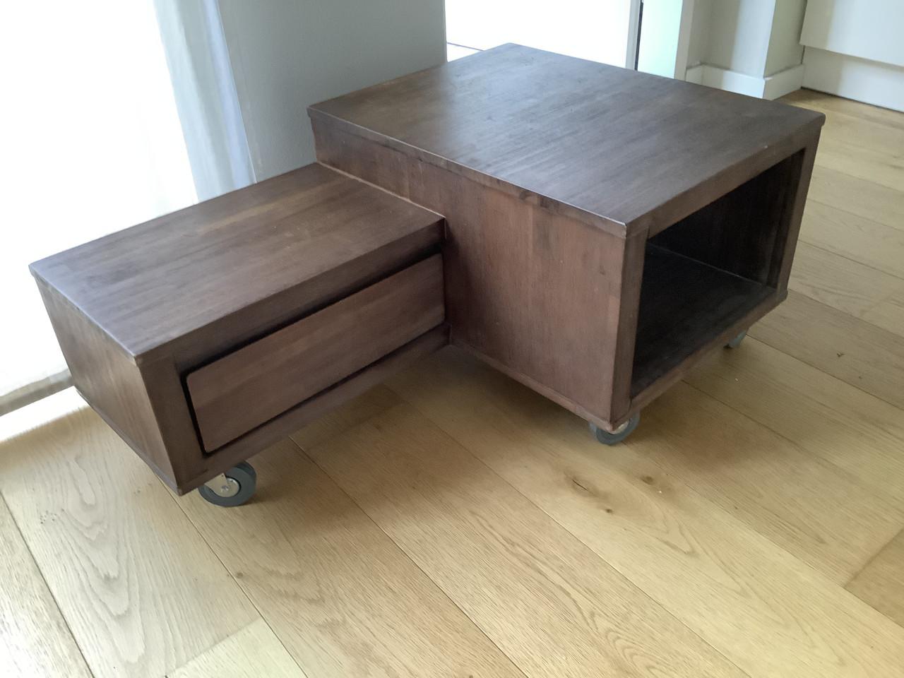 Bijzettafel, salontafel op wielen. 2 plateau ‘s. 90cm breed, 60cm diep.