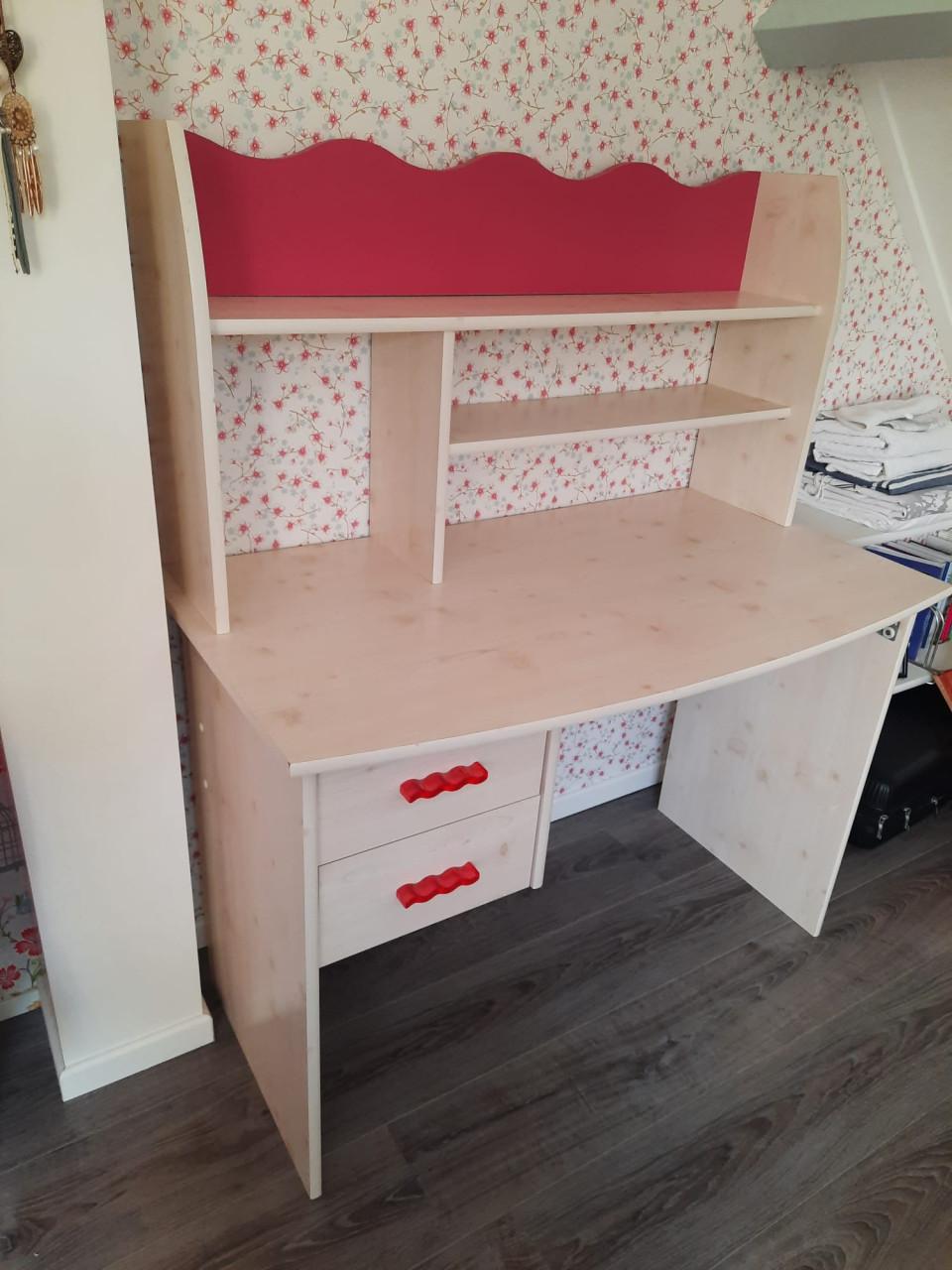 Kinder Bureau + stoel + kast