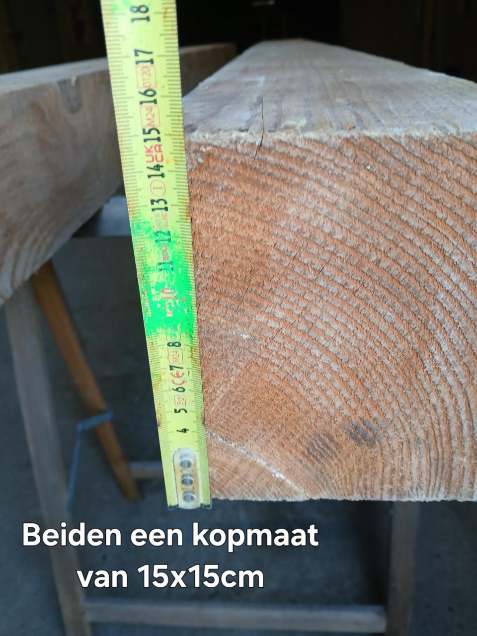 2 Dikke houten Douglas tuin palen van 15x15cm.