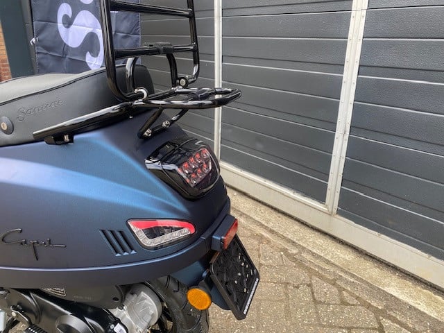 Aanbieding nieuwe vespa look Santini Capri scooters direct leverbaar 1899 e