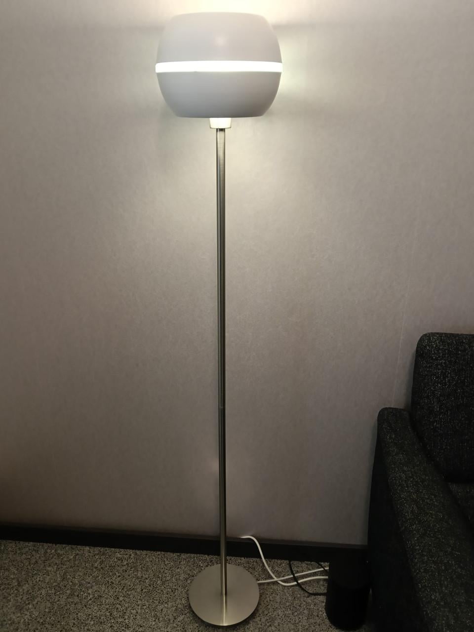2x Rvs staande lamp met witte kap en glazen rand