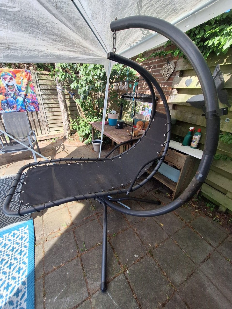 Standaard met hangligstoel.