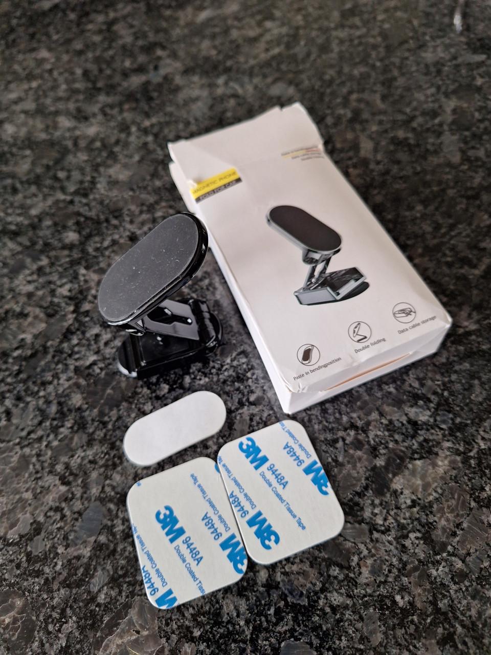 Nieuwe, ongebruikte magnetische telefoonhouder voor in de auto.