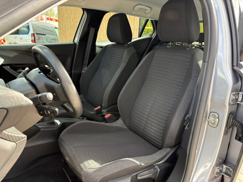 Peugeot 2008 1.2 puretech blue lease active