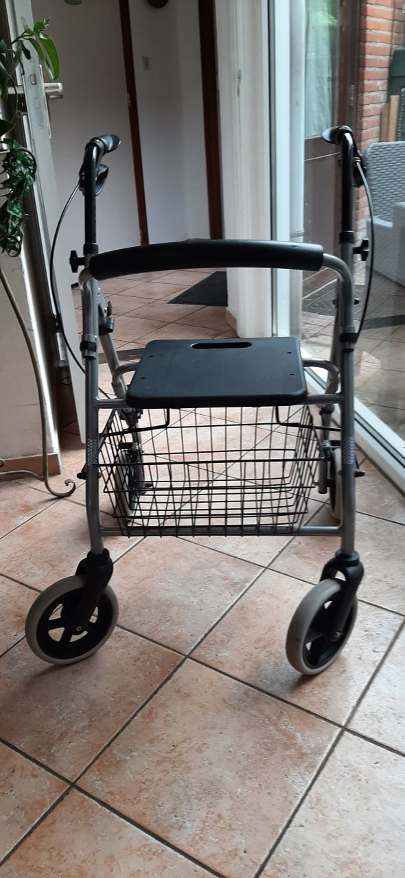 Rollator met mandje tas en dien blad