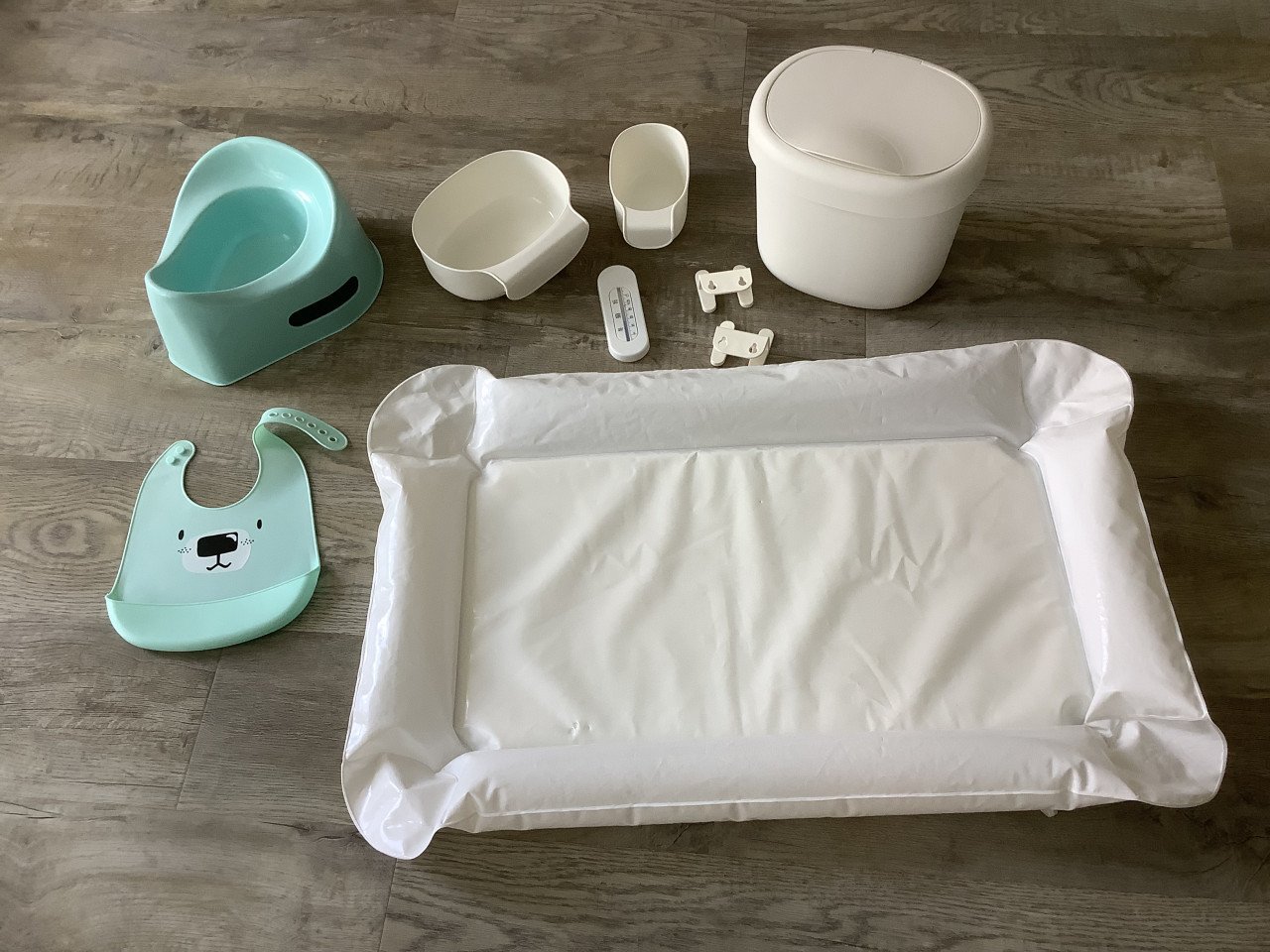 Ikea Commode Set: Mandjes Emmer, Kussen, Potje, Slab, Thermometer, Haken