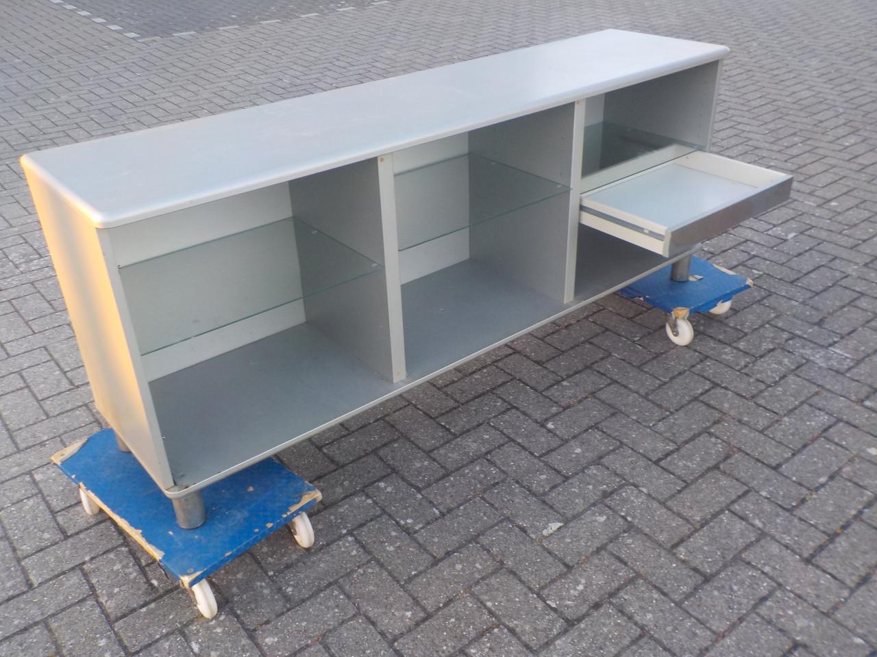 Mooie kwaliteit MALIHU dressoir in redelijke staat OPRUIMPRIJS 20 euro