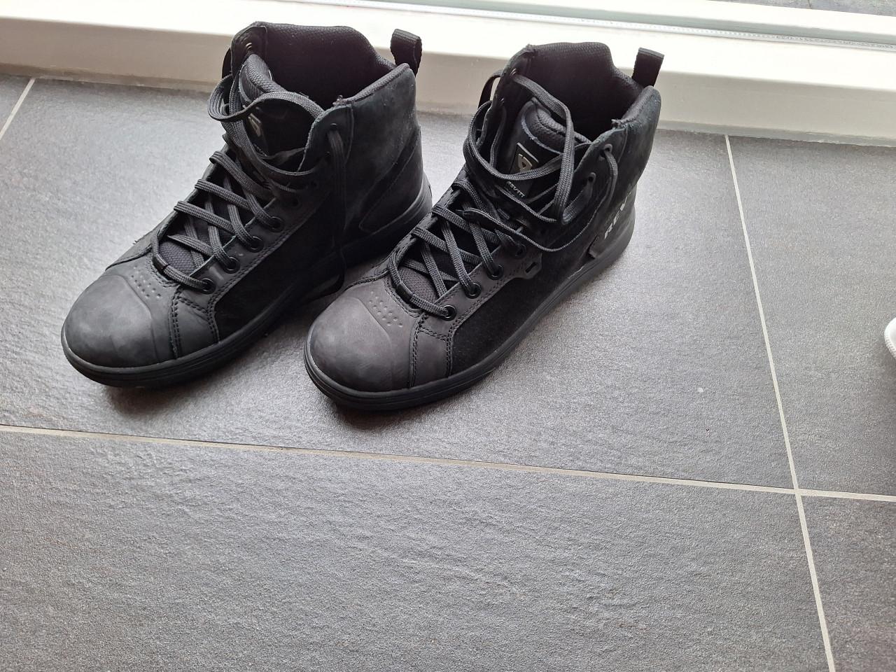 Damesmotorlaarsjes maat 39 valt als 38 merk revitt