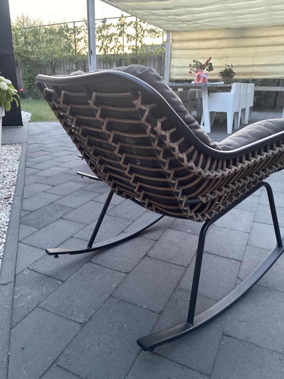 2 leuke schommelstoelen.