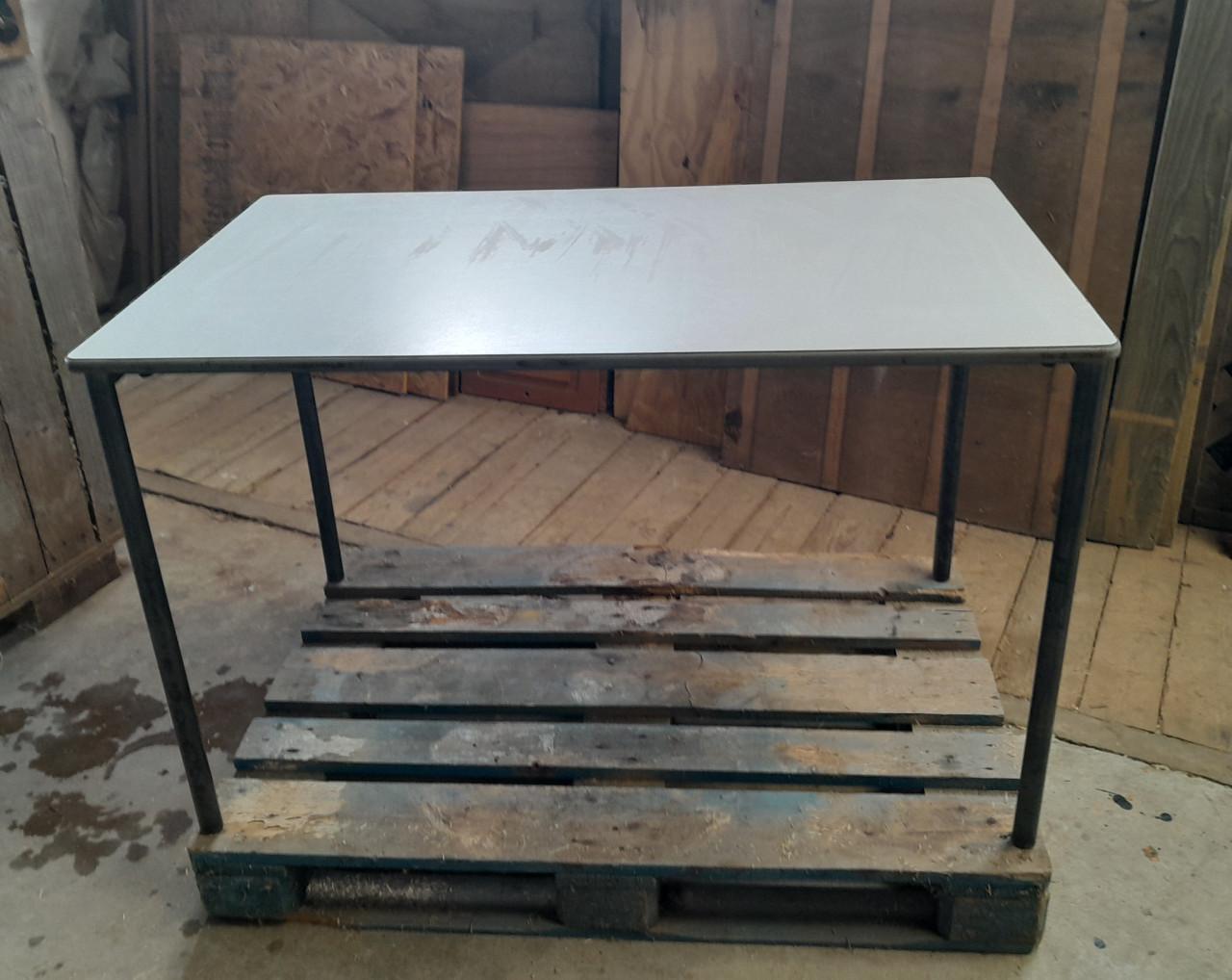 Tafel met kunststofblad en stalen frame