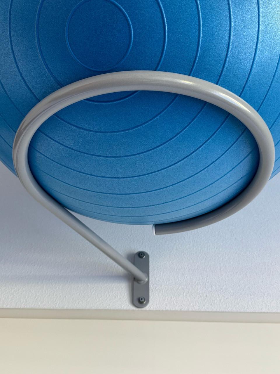 Blauwe fitnessbal (75 cm) met stevige wandhouder