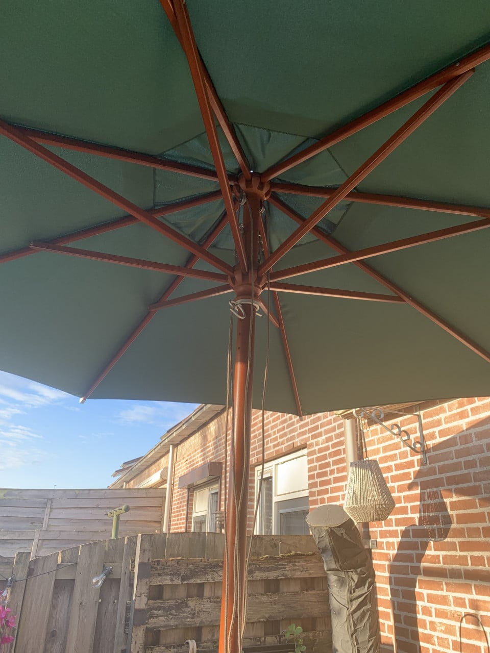 Nieuwe achthoekige stokparasol groene kleur. Met betonnen voet