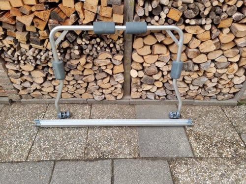GERESERVEERD 2 onderdelen van een fietsendrager