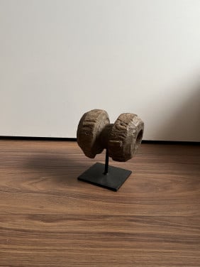 Klein ornament op standaard