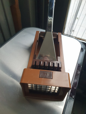 Zeer nette bruine vintage brabantia maitre frietsnijder...