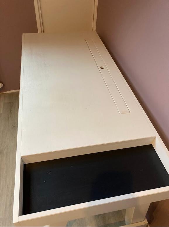 Wit bureau met zwart vlak (BePureHome Grooving bureau)