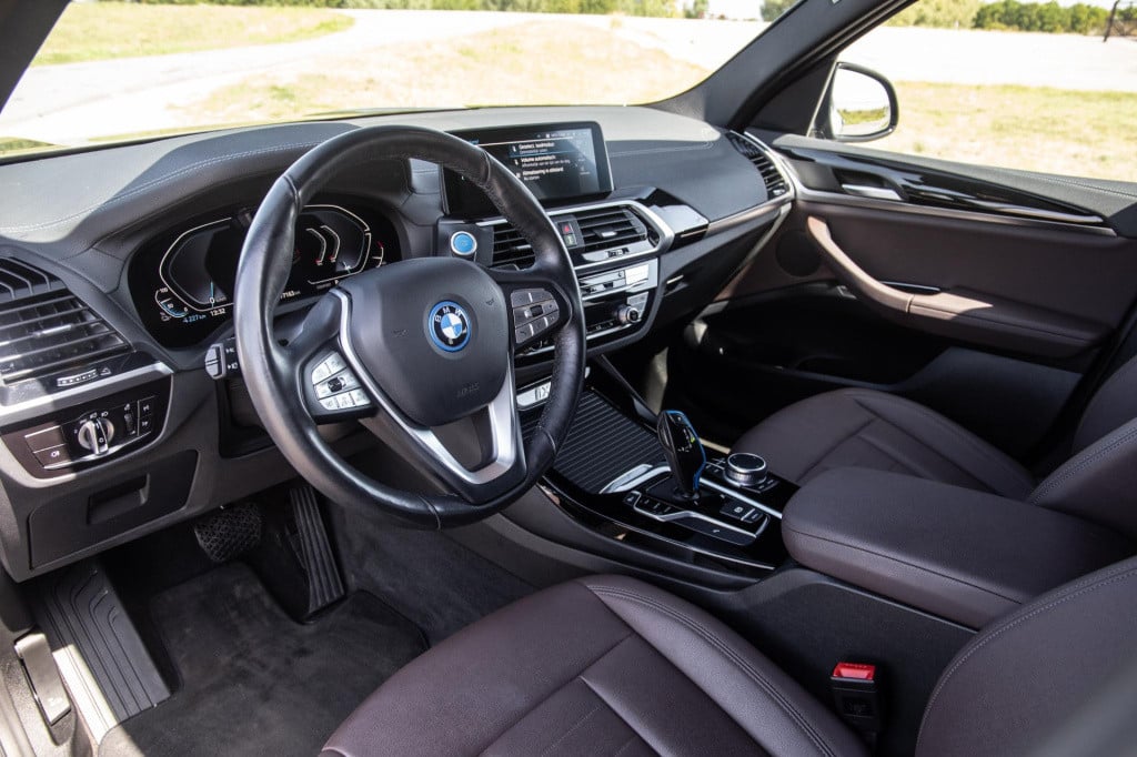 BMW Ix3 high executive 80 kwh panoramadak / carplay / bruin leer / navi