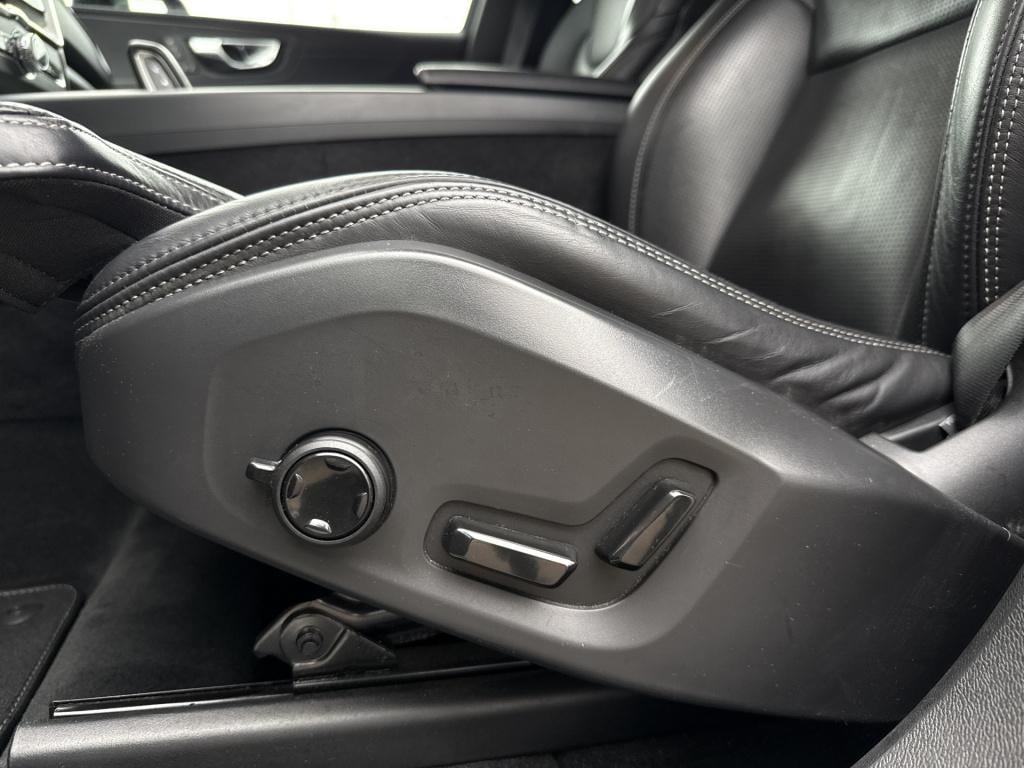 Volvo XC60 2.0 t6 plug-in hybrid awd plus dark r-design | pano | stoelverw.