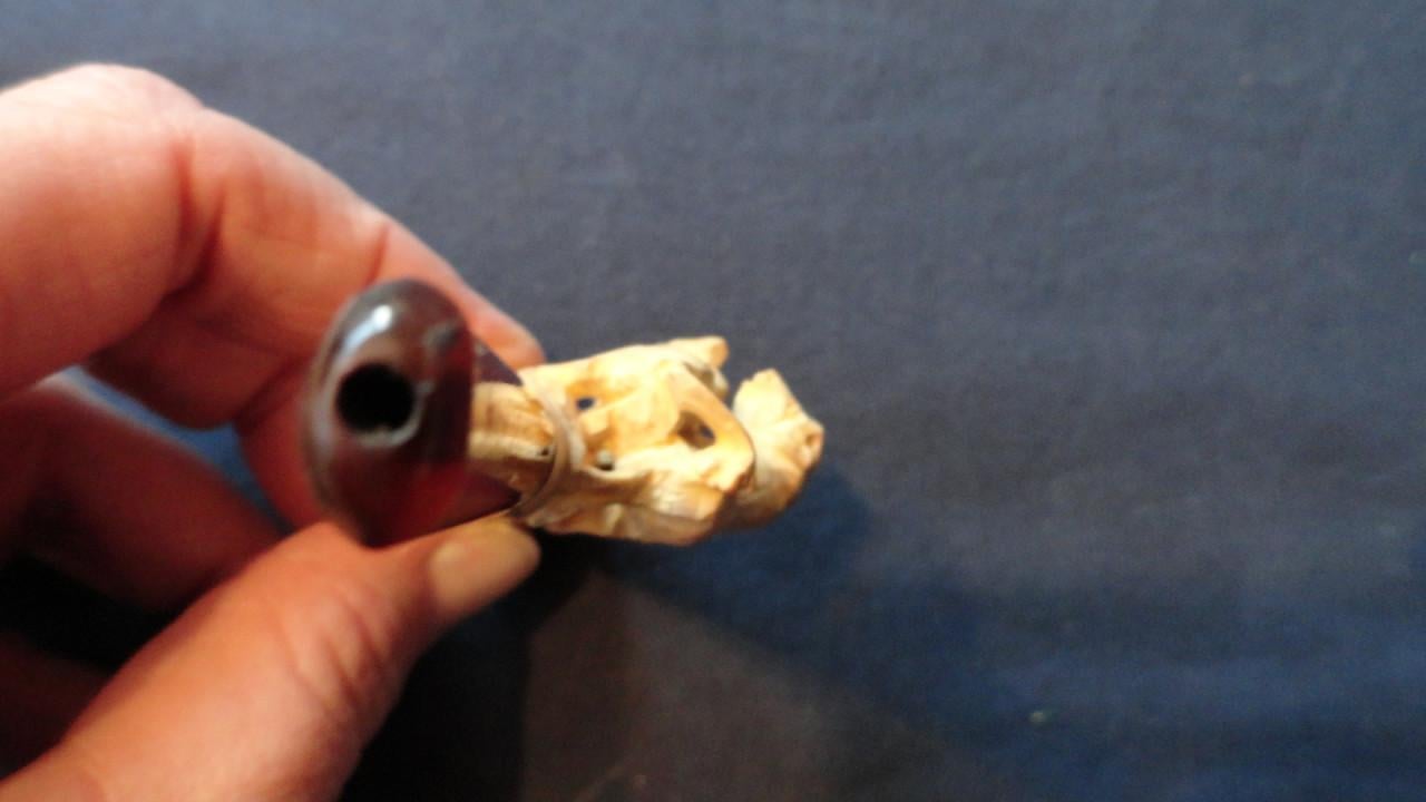 Sigarettenpijpje met Sepioliet (mineraalsoort) uitsnede incl. koker/doosje-