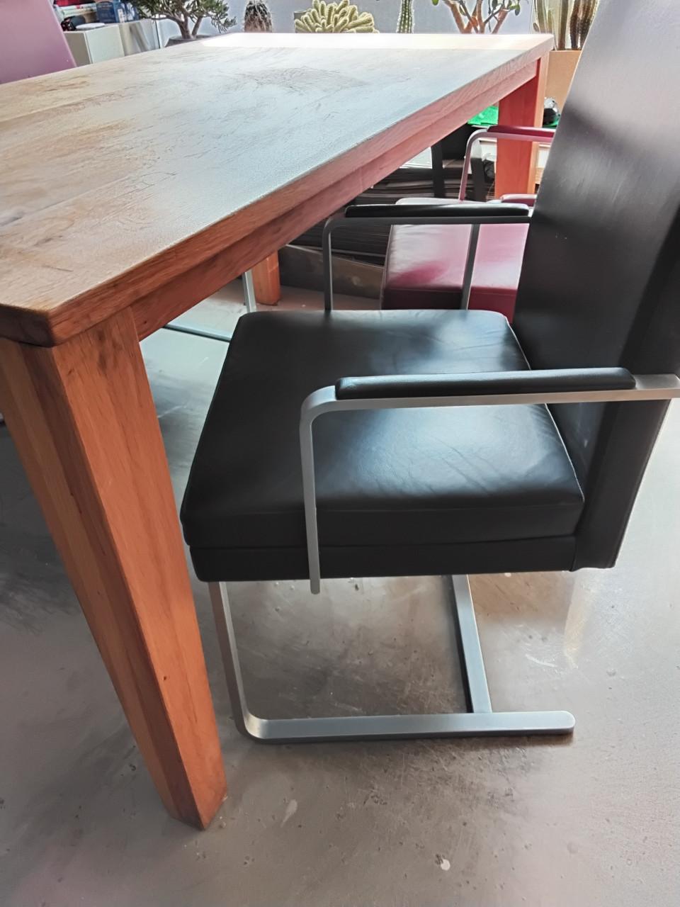Mooi kwaliteit eiken eettafel met Hulsta leren stoel