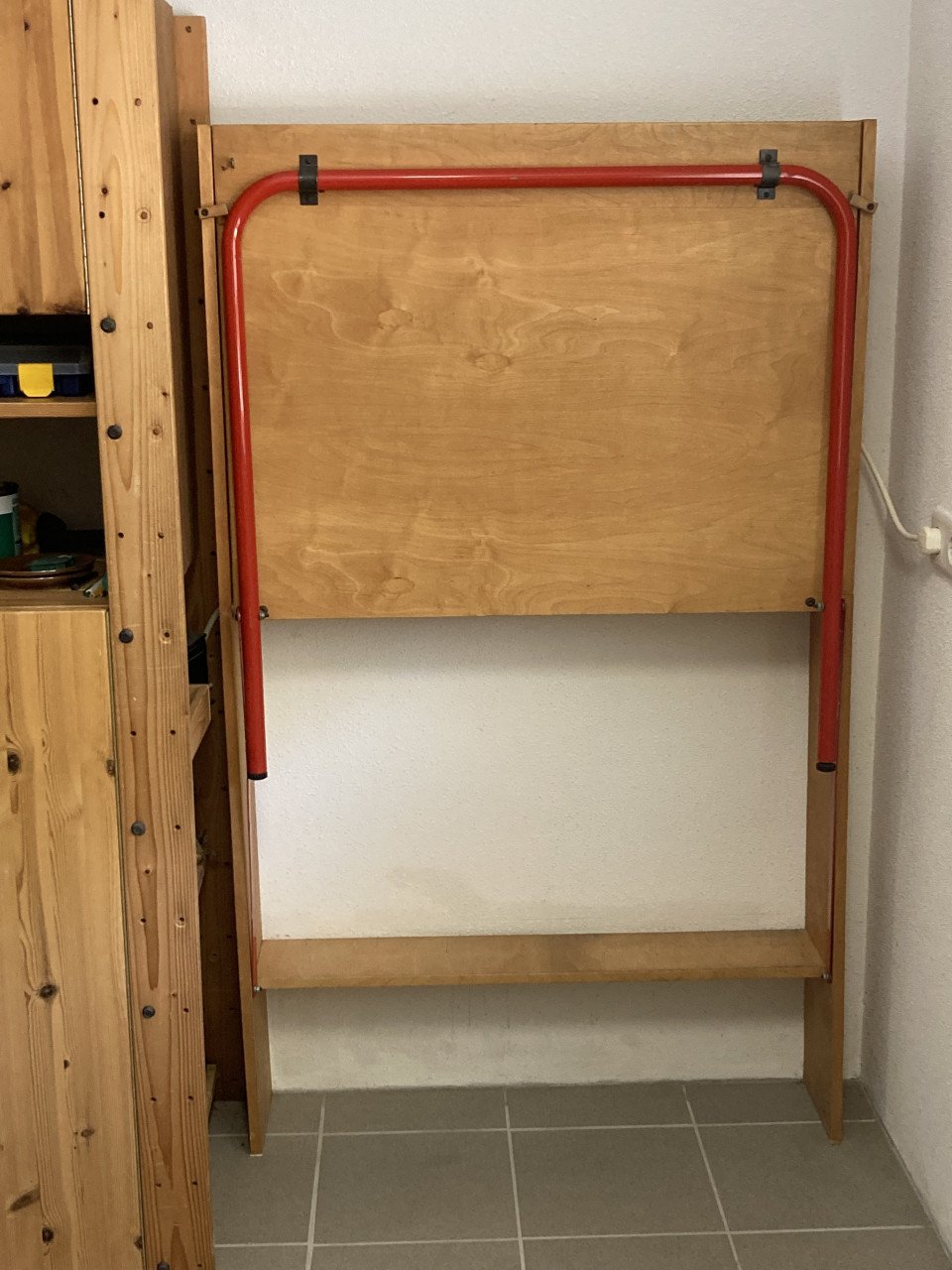 Uitklapbare werkbank aan muur